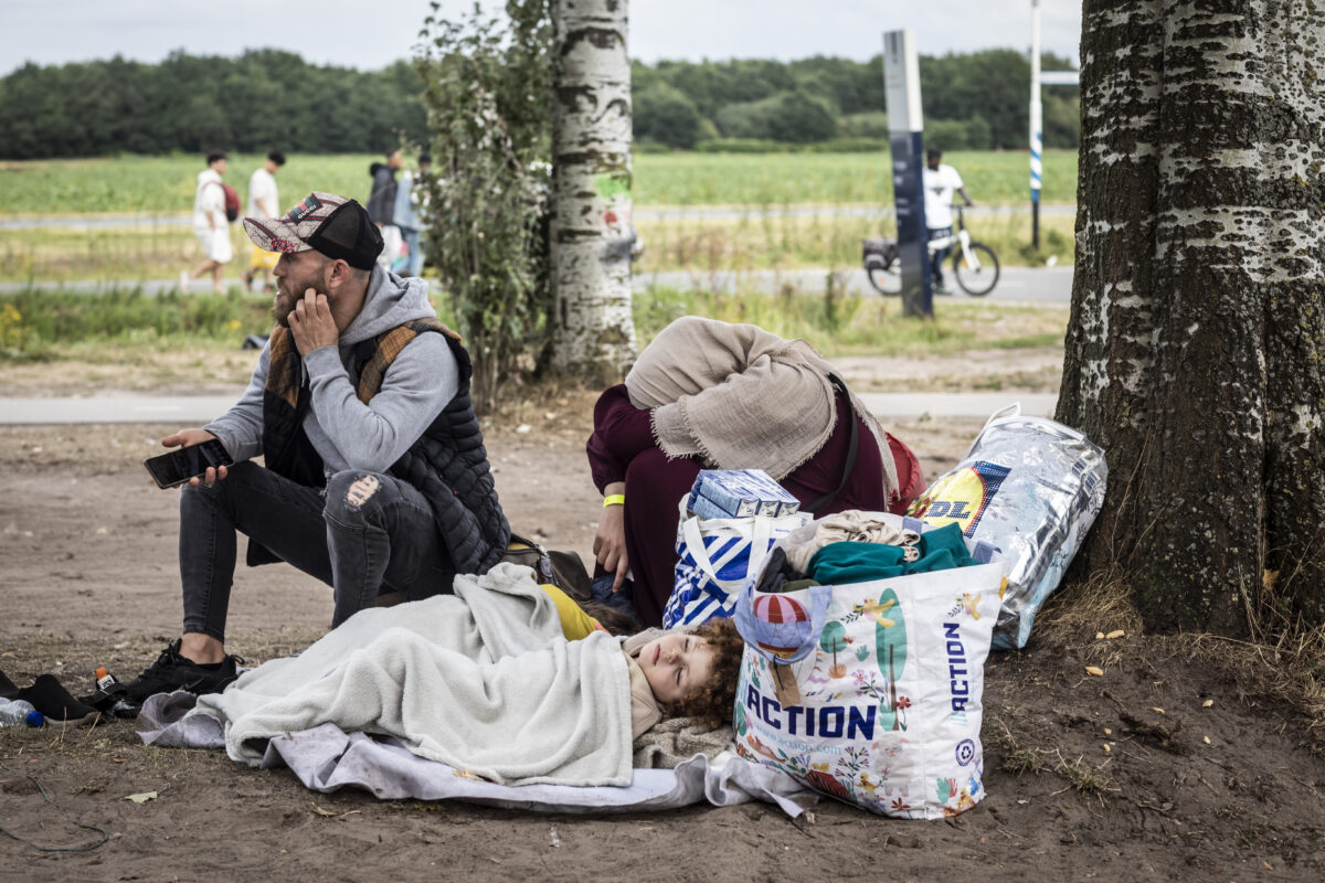 Vluchtelingen bij het AZC in Ter Apel