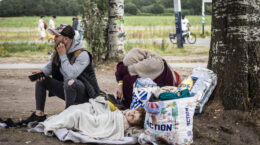 Vluchtelingen bij het AZC in Ter Apel